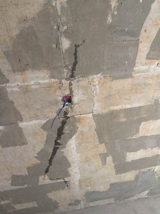 危险！混凝土楼板出现裂缝！