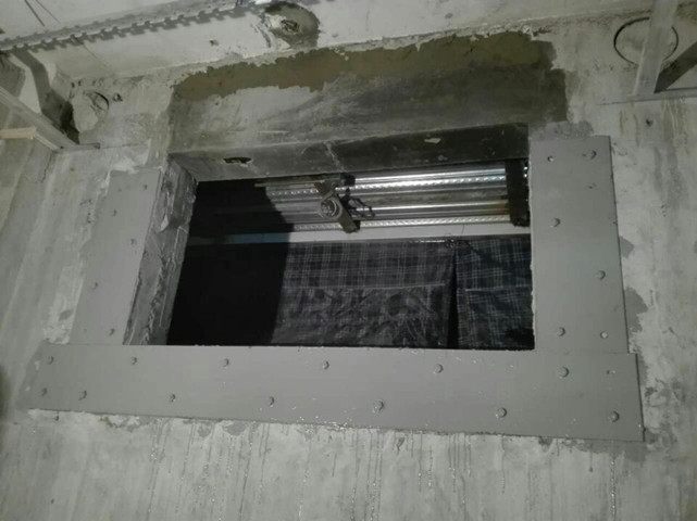 楼板开洞后使用粘钢法进行加固